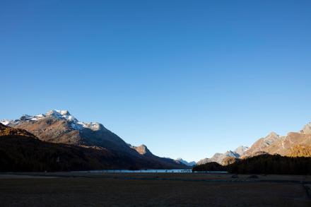 Tagerwachen über dem Silsersee - Bergeller Bergen mit ersten Sonnenstrahlen 