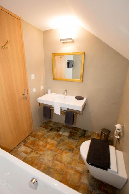 Bad, Doppellavabo und WC