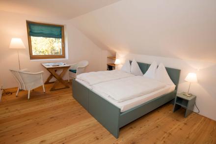 Grosses Schlafzimmer mit Schreibecke