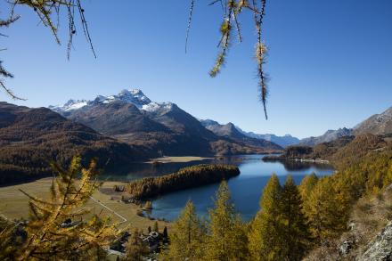 Herbsttag über dem Silsersee - der erste Schnee lässt grüssen 